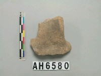 藏品(灰褐色夾砂陶把)的圖片